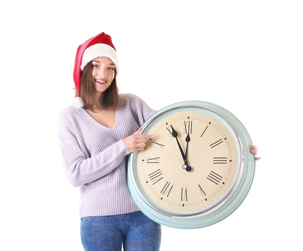 Giovane donna in cappello Babbo Natale con orologio su sfondo bianco. Conto alla rovescia di Natale — Foto Stock