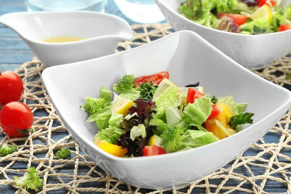 Délicieuse salade de légumes sur la table — Photo