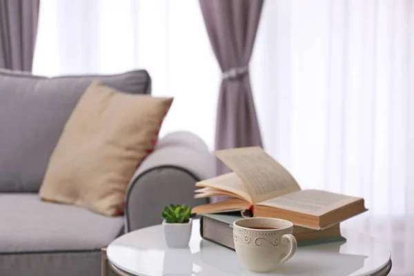 Bel intérieur de la chambre avec table basse — Photo