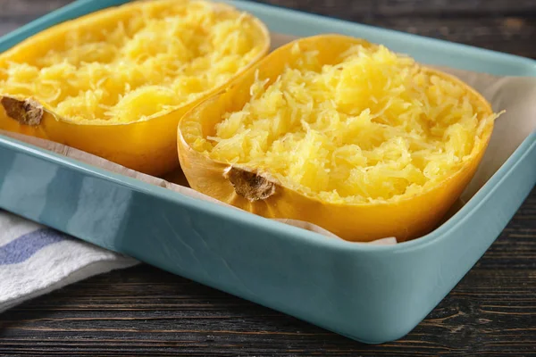 Ugnsform med skurna spaghetti squash — Stockfoto