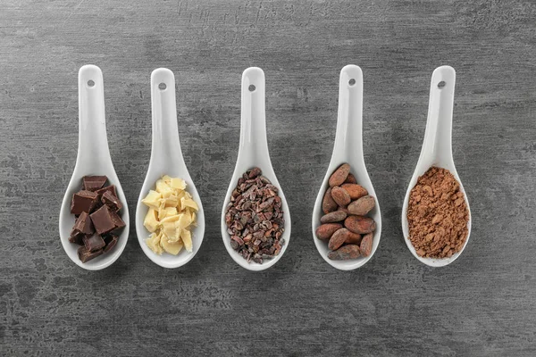 Cucharas con diferentes productos de cacao —  Fotos de Stock