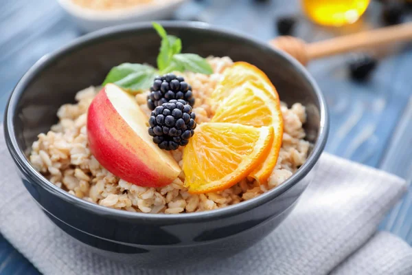 Sabrosa avena con frutas —  Fotos de Stock