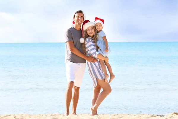 若いカップルはビーチでのかわいい女の子。クリスマスのお祝いのコンセプト — ストック写真