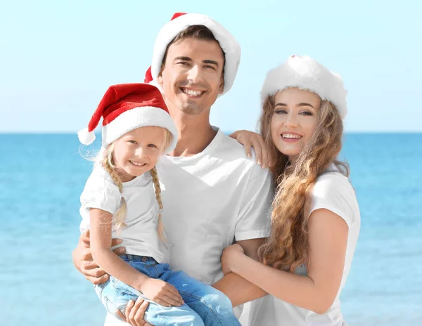 Молодая пара с девушкой на пляже. Концепция празднования Рождества — стоковое фото