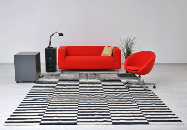 Черно-белый полосатый ковер на полу в гостиной
