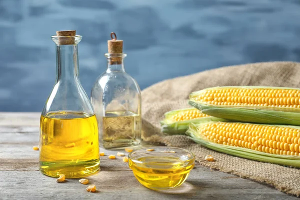 Gläser mit Maisöl auf dem Tisch — Stockfoto