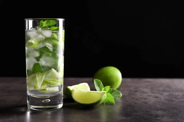 Glas Cocktail mit Limette und Minze auf dem Tisch — Stockfoto