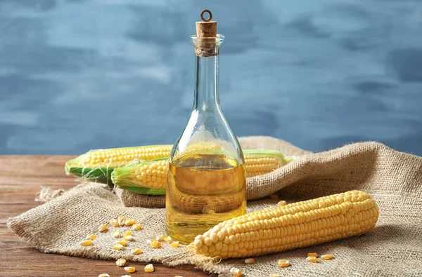 Glasflasche mit Maisöl — Stockfoto
