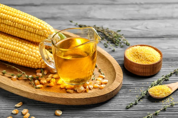 Zusammensetzung mit Maisöl, Körnern und Mehl — Stockfoto