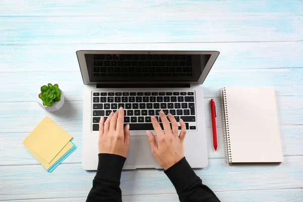 Frau benutzt Laptop — Stockfoto