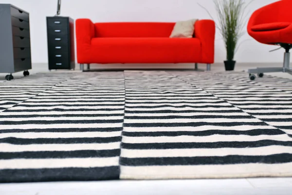 Tappeto a strisce in bianco e nero sul pavimento in soggiorno — Foto Stock