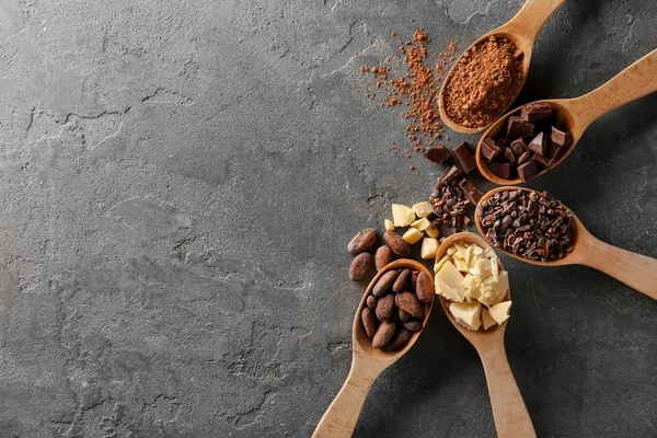 Cucharas con diferentes productos de cacao — Foto de Stock
