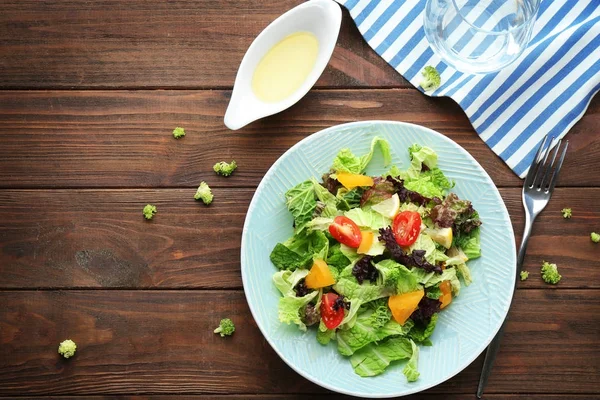 Deliciosa salada de legumes na mesa — Fotografia de Stock