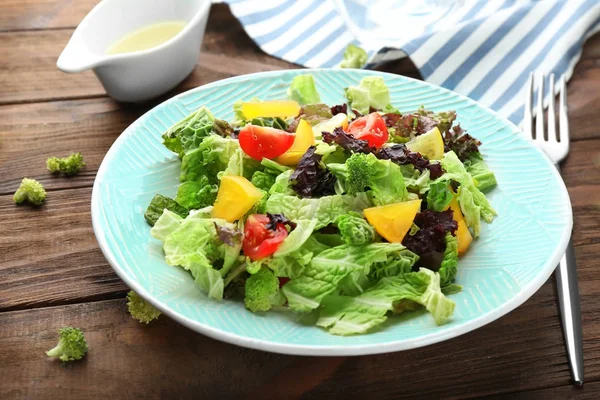 Deliciosa ensalada de verduras en la mesa — Foto de Stock