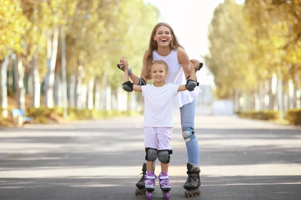 Madre con figlia pattinatrice nel parco — Foto Stock