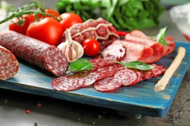 Ahşap tahta üzerinde sosis dilimli Delicious
