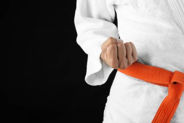 Karategi koyu arka planda, closeup erkekte