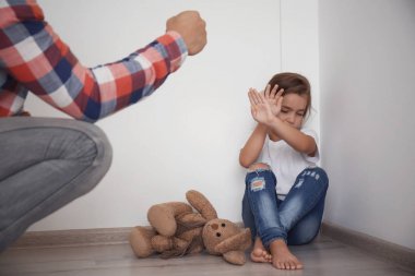 Adam kızını evde tehdit. Aile içi şiddet kavramı