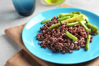 Tablo, closeup sebzeli kırmızı pirinç levha