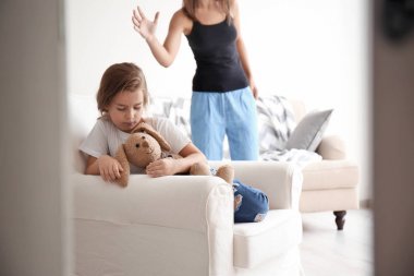 Kızı evde azar kadın. Aile içi şiddet kavramı