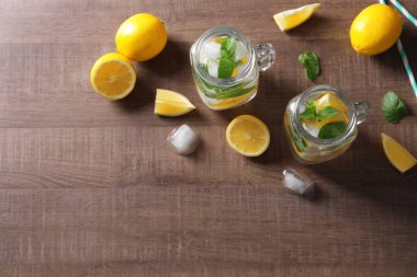 Mason kavanoz mojito ahşap arka plan üzerinde kokteyl ile