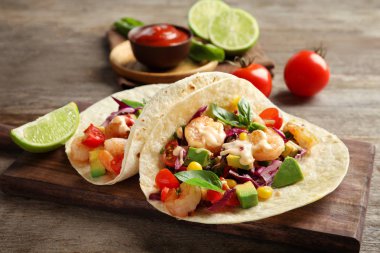 Kurulu ile lezzetli karides tacos 