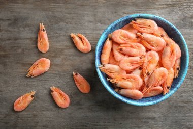 Kase ve masada lezzetli karides