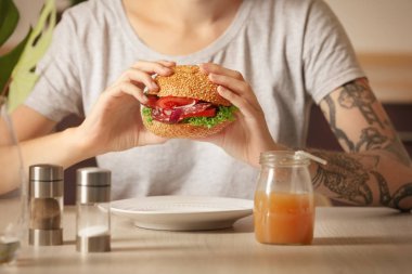 Lezzetli sosisli sandviç kapalı tutan kadın