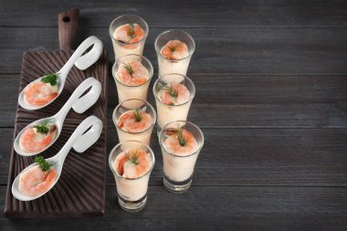 Lezzetli karides ve beyaz sos ile kompozisyon 