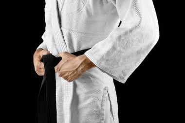 Koyu arka plan üzerinde erkek karate dersi