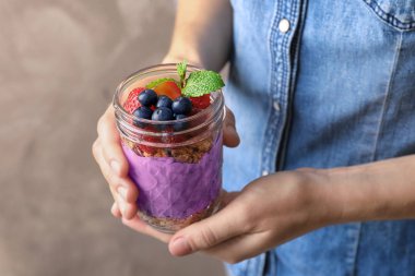Acai smoothie kavanozu tutan kadın