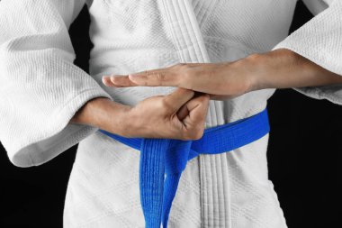 Karategi koyu arka planda, closeup erkekte