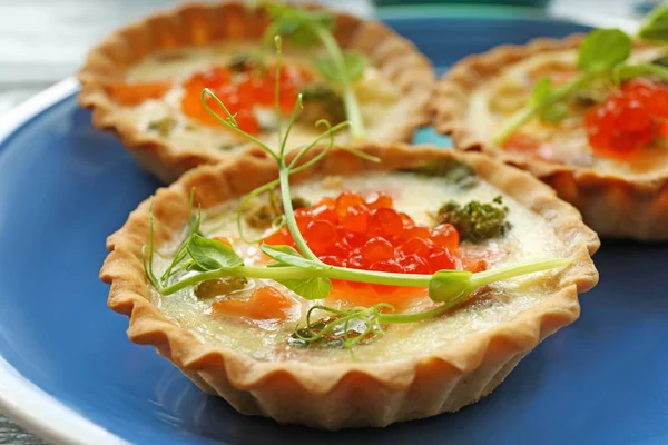 Sabrosas tartaletas de salmón en plato, primer plano — Foto de Stock