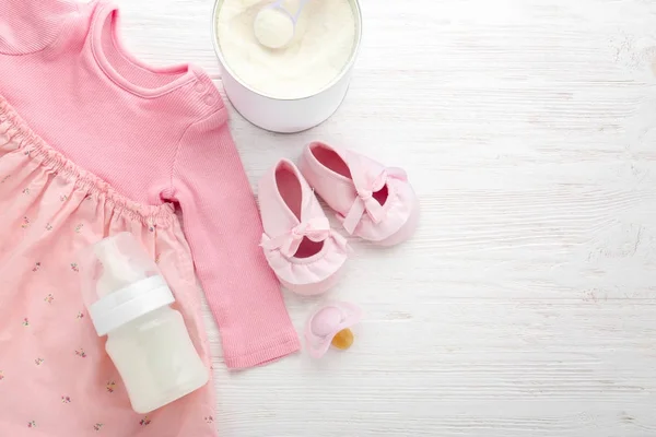 Samenstelling met voedingsfles van baby melk formule op houten tafel — Stockfoto