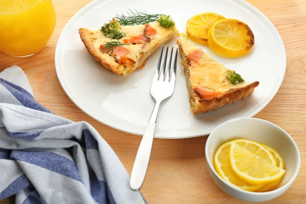 Prato com pedaços de torta de quiche de salmão na mesa — Fotografia de Stock