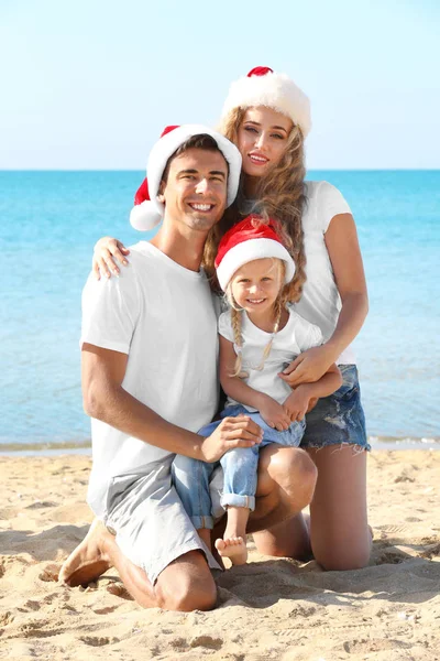 Pareja joven con chica en la playa. Concepto de celebración de Navidad —  Fotos de Stock