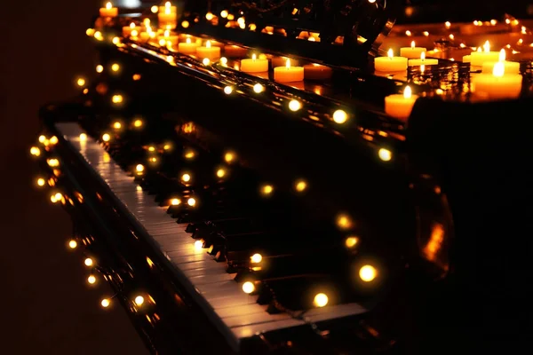 Klavier mit Weihnachtsbeleuchtung und Kerzen, Nahaufnahme — Stockfoto