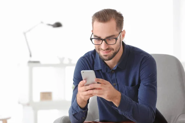 Hombre guapo usando teléfono inteligente —  Fotos de Stock