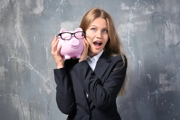 Jovem mulher com porquinho banco — Fotografia de Stock