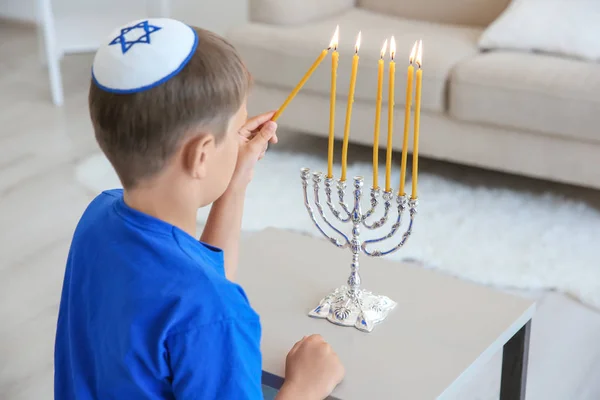 Jüdischer Junge blitzt Menora zu Hause auf — Stockfoto