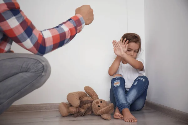 Homem a ameaçar a filha em casa. Conceito de violência doméstica — Fotografia de Stock