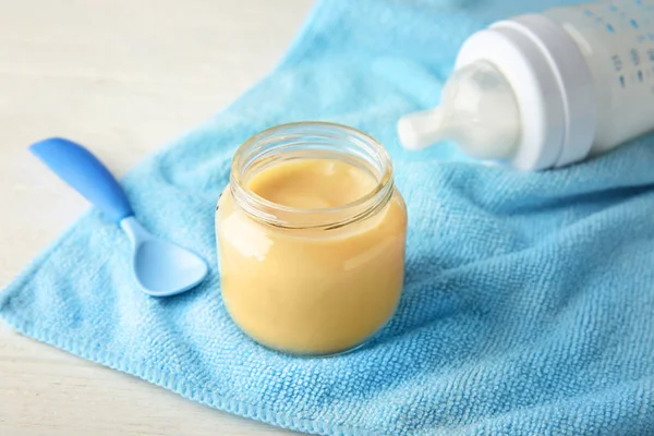 Jar of tasty baby food — Stock Photo, Image