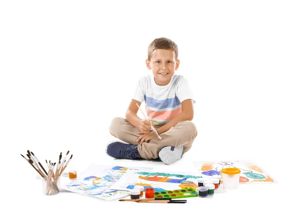 Begabter Junge malt vor weißem Hintergrund — Stockfoto