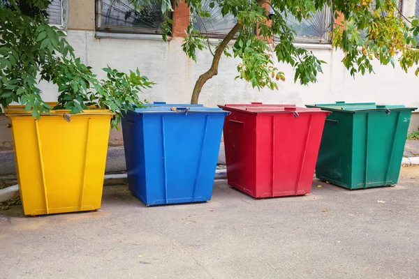 Papeleras de reciclaje al aire libre — Foto de Stock