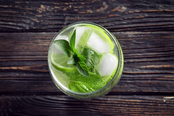 Glas Cocktail mit Minze und Limette auf Holzgrund — Stockfoto