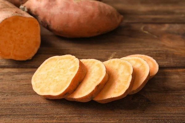 Plasterki słodkie ziemniaki na podłoże drewniane — Zdjęcie stockowe