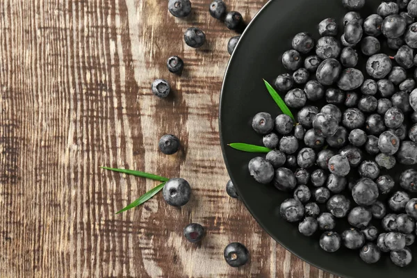 Plate with fresh acai berries — Stock Photo, Image