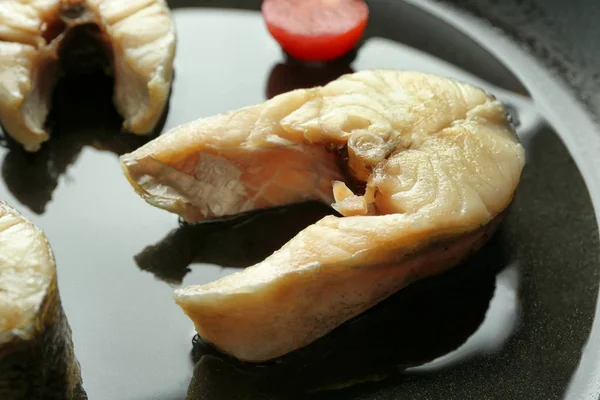 Delicioso filete de pescado en la sartén, primer plano —  Fotos de Stock