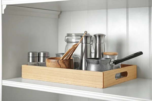 Suporte de armazenamento com utensílios de cozinha dentro de casa — Fotografia de Stock