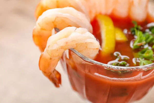 Karides kokteyli ve domates sosu, closeup ile cam — Stok fotoğraf